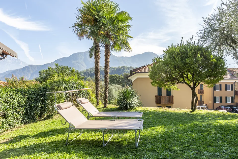 Giardino privato con lettini e vista sulle montagne